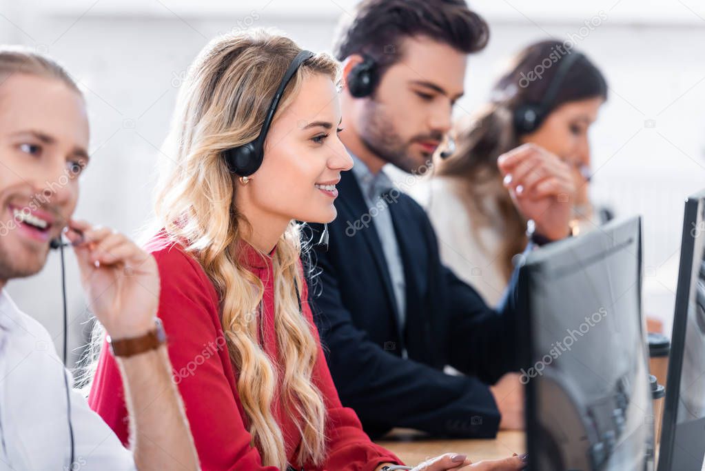 Team di assistenza clienti in ufficio