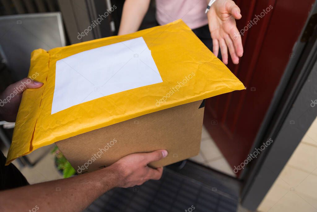 Corriere che ritira un pacco a domicilio