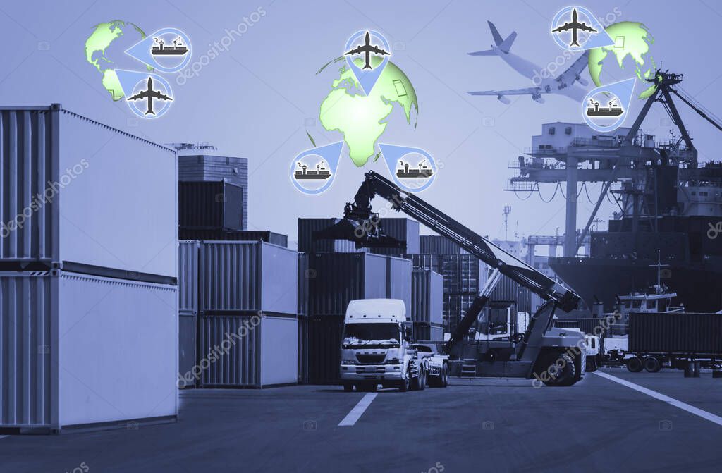 Mezzi di corrieri espressi pronti alla partenza in un’area logistica