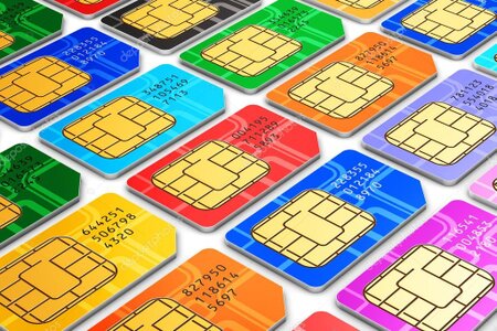 Persona che tiene in mano uno smartphone