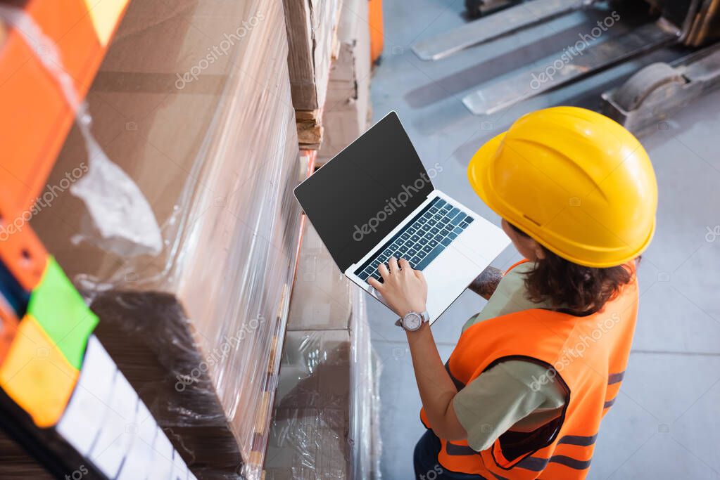 Pallet carichi di merce in magazzino pronti per la spedizione