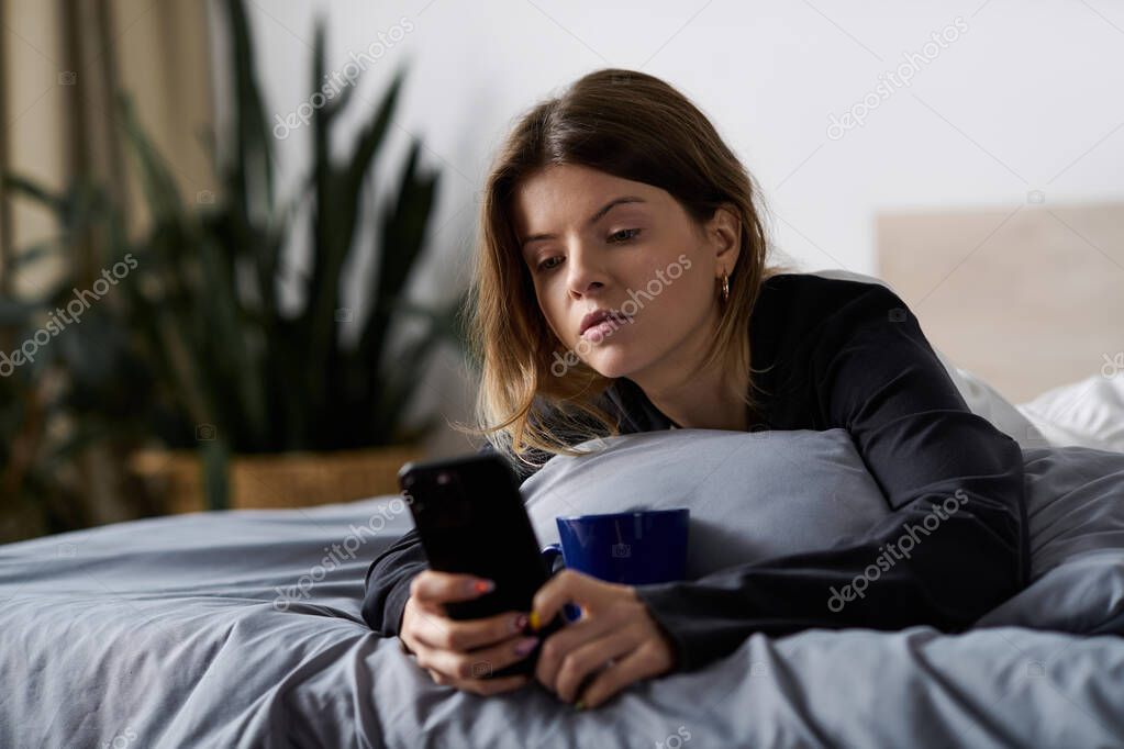 Persona che effettua una ricarica telefonica al punto servizi