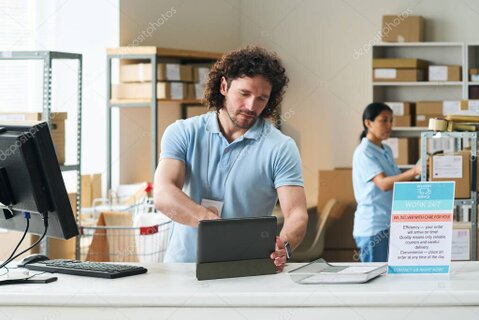 Cliente al banco che riceve consulenza per la spedizione di un pacco